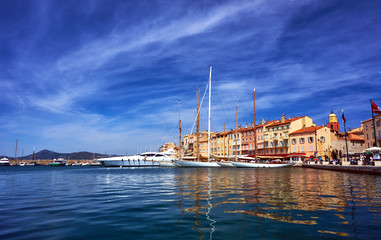 Voiliers et yachts amarrés au port à quai de Saint-Tropez, France