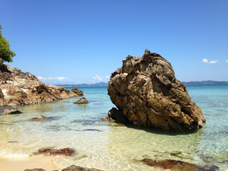 Playa y mar tropical con aguas cristalinas en las islas de Kapas, Malasia 