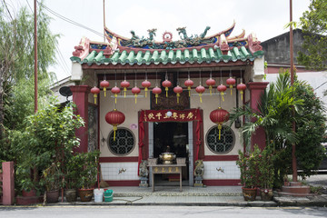Templo chino en las calles de la ciudad de Melaca, casas estilo colonial holandés. Malasia