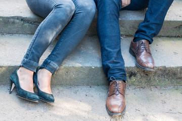 Schuhe von einem modischen Paar auf Treppe