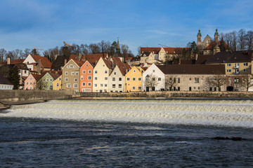 Obraz premium Fluss Lech und Landsberger Häuser