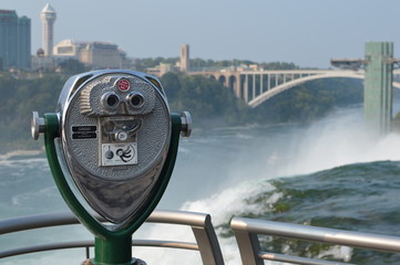Naklejka premium Lornetka z widokiem na wodospad Niagara