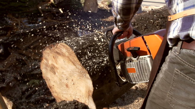 Clog maker sawing wood with a band saw [Slomo]