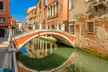 Fototapeta na wymiar Lovely bridge on the canal of Venice, Burano.