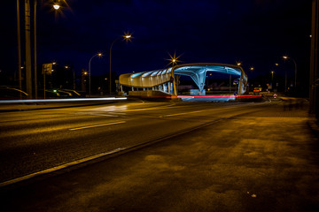 Liochtspuren vorbei fahrender Autos an der Bushaltestelle auf dem Brückenkopf der Theodor-Heuss-Brücke in Mainz-Kastel