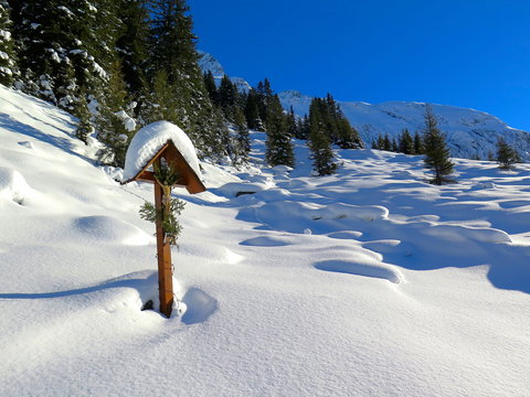 Holzkreuz in den Bergen