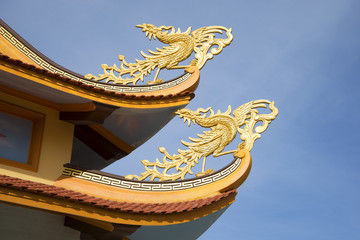 Сказочные птицы на изгибах крыши буддистской пагоды