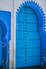 Obraz premium Traditional moroccan door detail in Chefchaouen, Morocco, Africa
