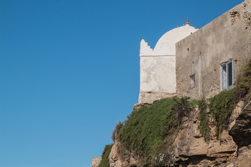 Fototapeta na wymiar Mosque on the moroccan Atlantic Ocean coast