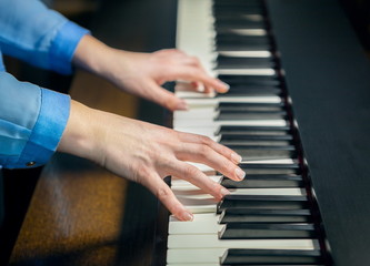 hands playing the piano