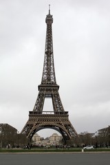 Fototapeta premium Eifel tower on bad weather day