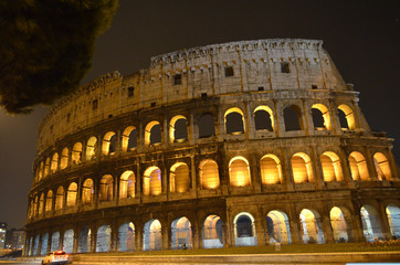 Fototapeta na wymiar Le Colisée de Rome la nuit