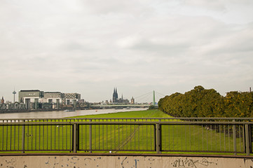 Blick auf Köln mit Dom und Kranhäuser
