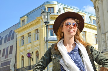Fototapeta premium Happy brunette girl ready to explore the town