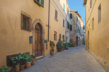 Fototapeta na wymiar Beautiful and colorful streets of the small and historic Tuscan village Pienza, Italy 