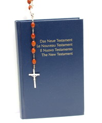 bibbia con corona del rosario