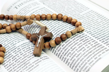 bibbia con corona del rosario