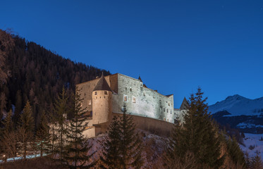Schloss Naudersberg in Nauders, Tirol, Nachtaufnahme