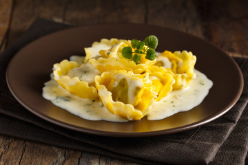 Tortelloni mit Käsesauce - tortellonis with cheese sauce