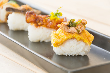 omelet with spicy pork sushi