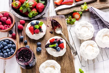 Keuken spatwand met foto Pavlova traditional dessert with fresh fruits © marcin jucha