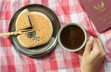 hand hold coffee cup