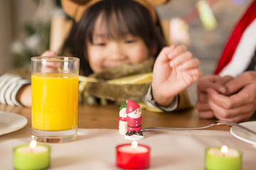 クリスマスのおもちゃと女の子