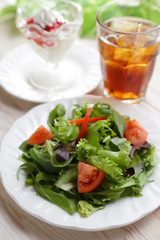 ベビーリーフサラダとドリンクとデザート