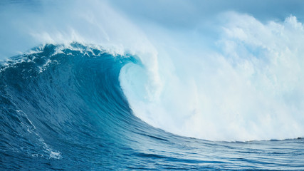 Puissante vague océanique