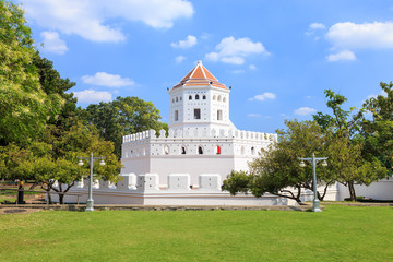 Fototapeta na wymiar Phra Sumen Fort and park near grand palace in Bangkok, Thailand