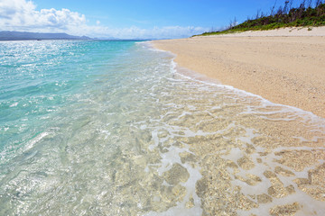 Obraz na płótnie Canvas 美しい沖縄のビーチとさわやかな空