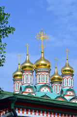Fototapeta na wymiar Купола и кресты церкви Святителя Николая в Хамовниках (Москва)
