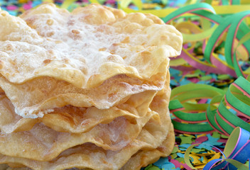 Fasnachtsch&uuml;echli uf R&auml;ppli und Luftschlange / Nahaufnahme - Makro