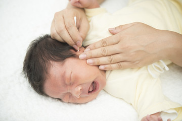 Fototapeta na wymiar 新生児の沐浴後のケア　耳掃除