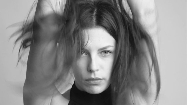 Rallenty con mani tra i capelli in bianco e nero