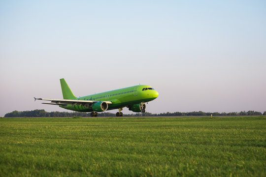 Fototapeta green plane taking off