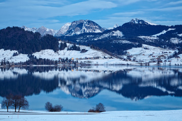 Sihlsee, Stausee bei Einsiedeln, Spiegelungen der Landschaft im Wasser, blaue Stunde