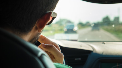 Naklejka premium Giovane uomo alla guida di un auto.