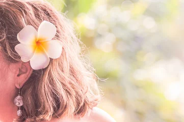 Zelfklevend Fotobehang ハワイのイメージ,プルメリア,花の髪飾り © beeboys