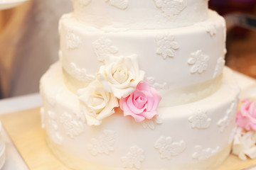 Obraz na płótnie Canvas white wedding cake