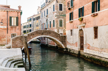 Fototapeta na wymiar view of a Venetian canal, the old district of Venice without tou