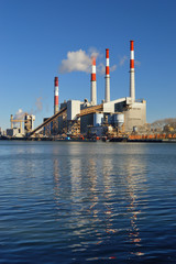 Obraz premium Smokestacks over a Ravenswood Generating Station.