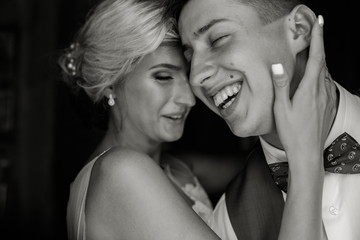 Fototapeta premium Beautiful wedding couple in doorway