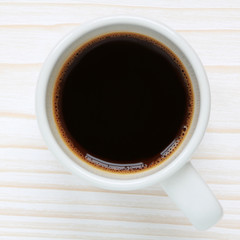 Café noir sur bois blanc