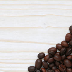 Grains de café en vrac sur fond bois blanc...carte menu 
