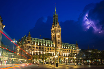 Fototapeta premium Das Hamburger Rathaus bei Gewitter
