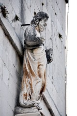 Скульптура на стене