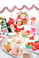 パーティーを楽しむサンタクロース衣装の女の子