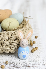 Ostereier mit kleinem Osterhasen