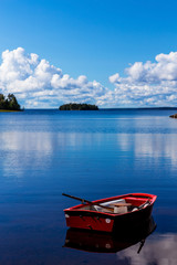 Rotes Ruderboot in idyllischer Bucht